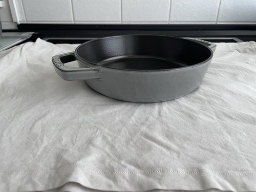Staub pfanne mit zwei griffen - pfanne,